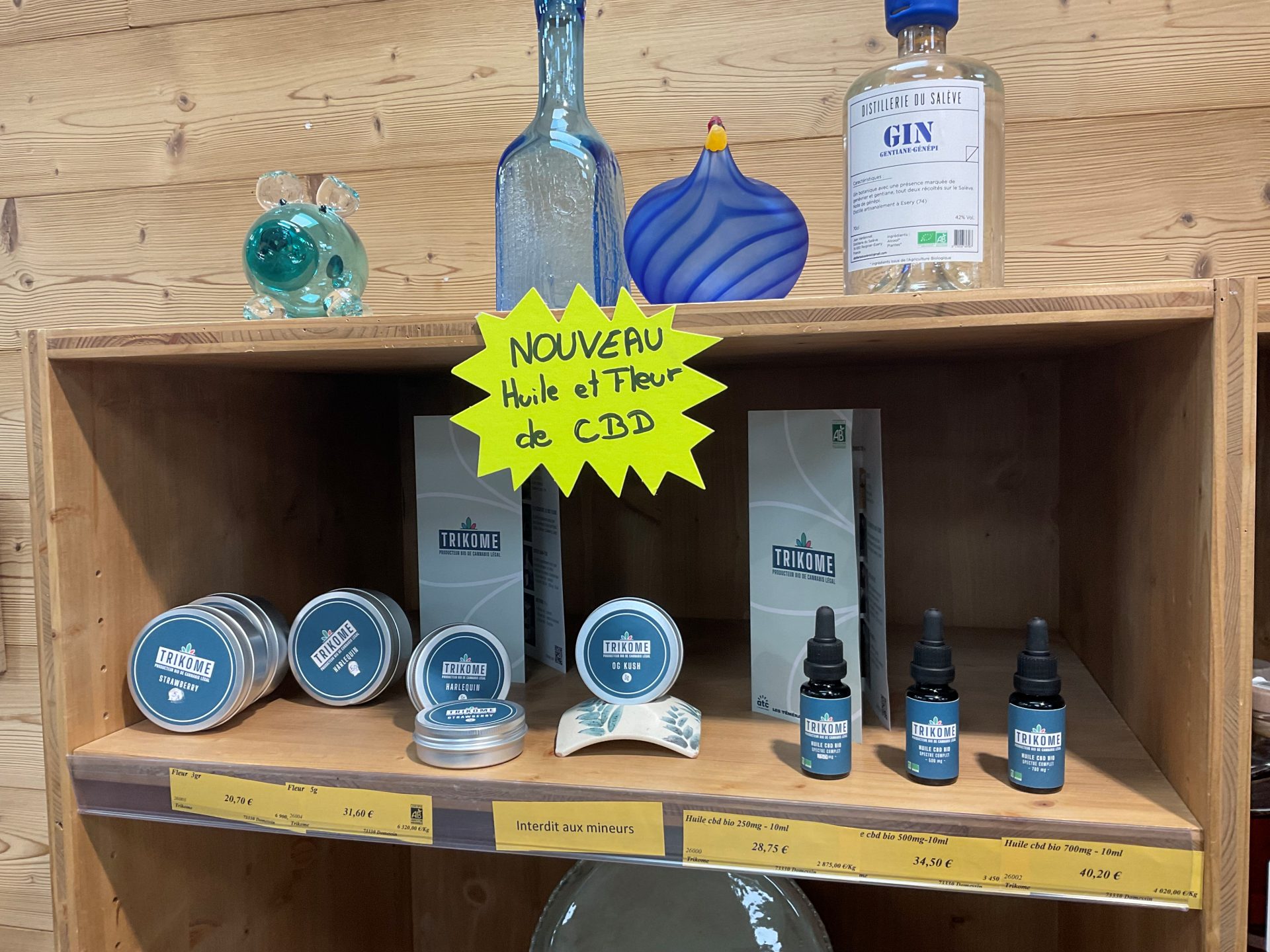 Pr&eacute;sentation des produits CBD Trikome soigneusement dispos&eacute;s dans un magasin partenaire en Savoie, mettant en avant une gamme locale et artisanale de haute qualit&eacute;.